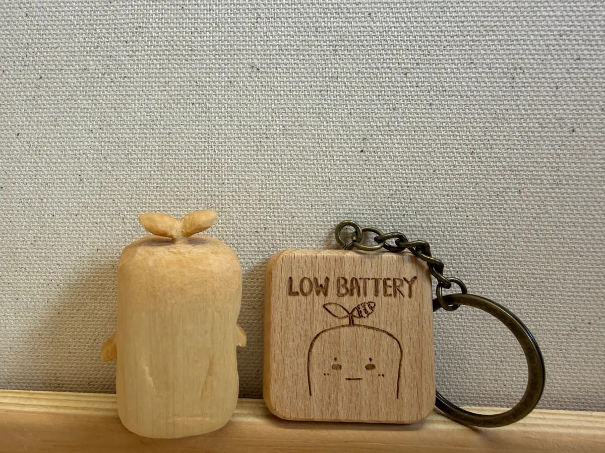 PODADO 원목 키링 — LOW BATTERY